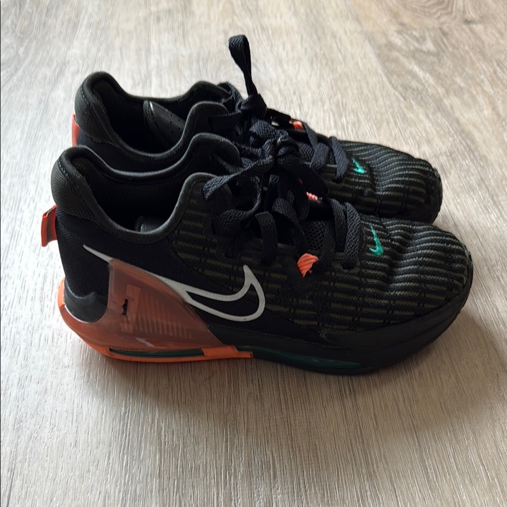 Nike Kids Black and salmon Sneakers